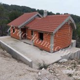 Osamljena kuća u samoj uvali – otok Brač