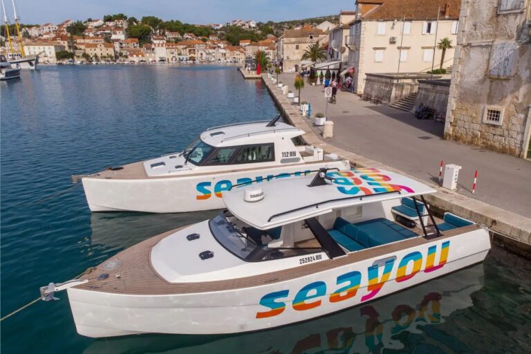 Luxury-boat-for-water-taxi-from-Split-to-Brac-Hvar-Solta